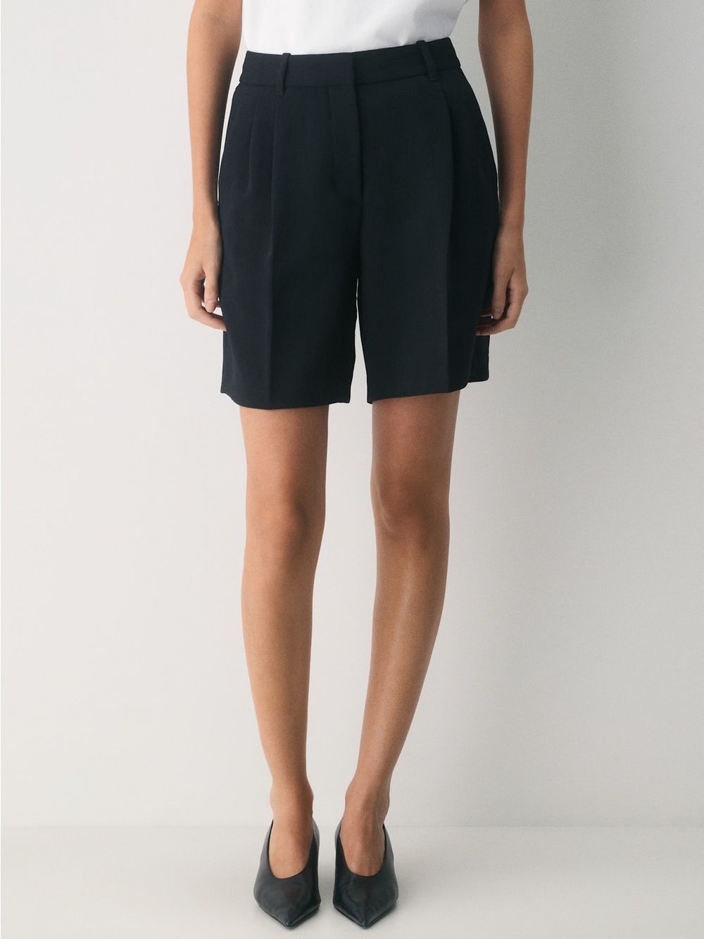 Aritzia Effortless Above-knee shorts 7” Blackk Sz 10